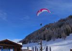 Paragliding Fluggebiet Europa » Schweiz » Graubünden,Davos - Jakobshorn,Anflug auf den Landeplatz beim Restaurant Bolgen Plaza