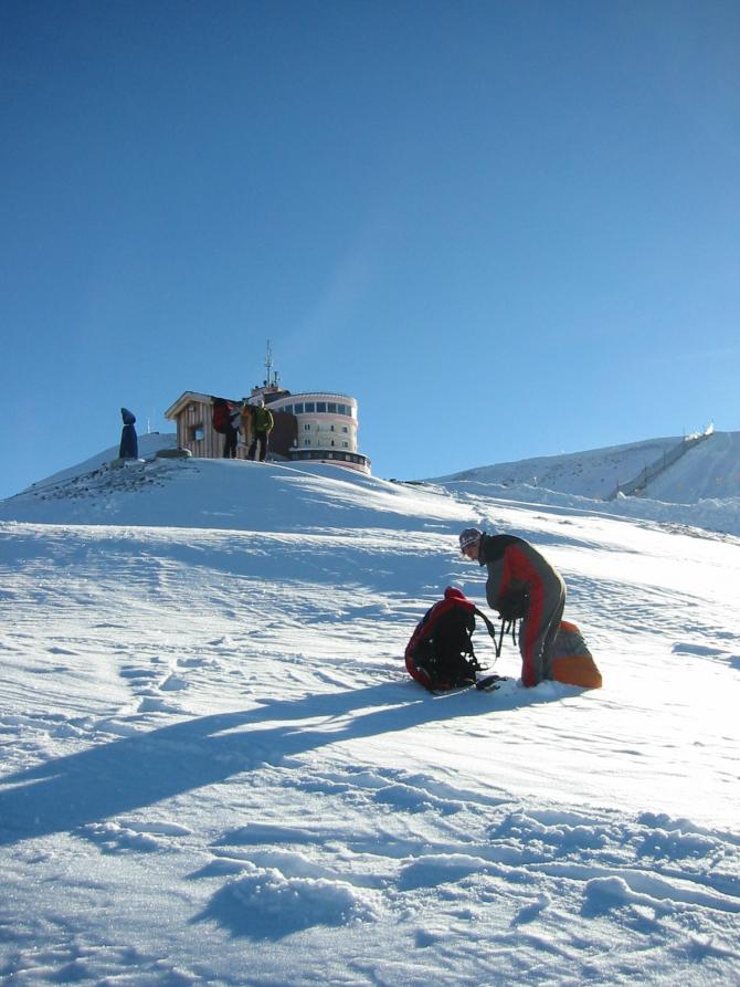 Jungfräulicher Schnee am Startplatz auf dem Jakobshorn. In der winterlichen Hauptsaison wird der Startplatz maschinell präpariert.