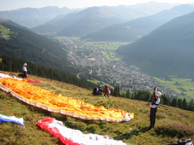 Der Herbst ermöglicht uns Startplätze abseits der Bergbahnen zu suchen. Wunderschöner Ausblick über Davos.