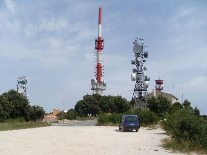 Auf dem Berg gibt es einen großen Startplatz mit Blick nach Osten