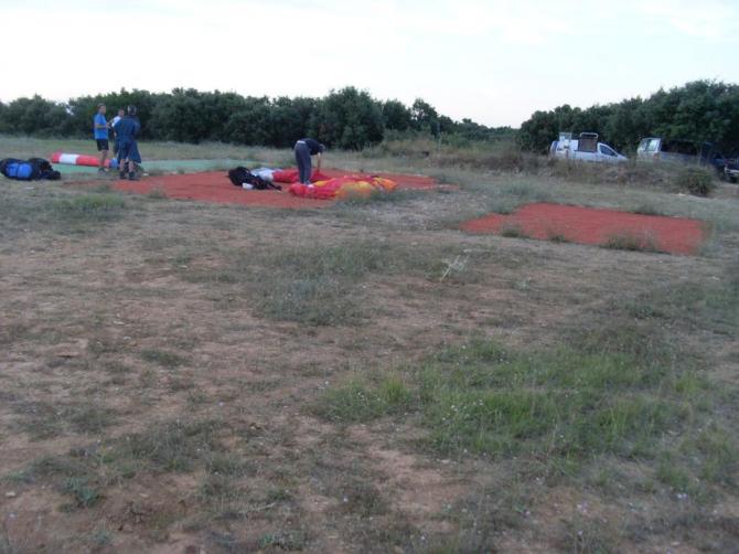 Man kann toplanden auf der großen Wiese und zum packen gibt es liebevoll angelegte Plätze.