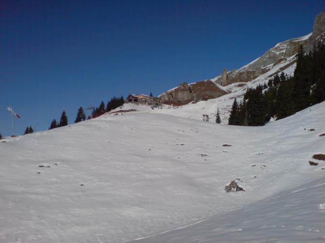 Blick vom Startplatz Tümpfeli Richtung Brunnihütte. Links im Bild der Windsack. (27.12.2006)