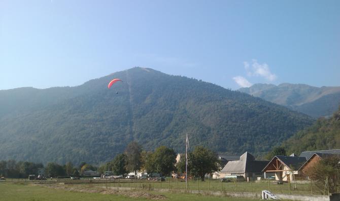 Blick vom Landeplatz auf den Starthang, neben der Bergstation