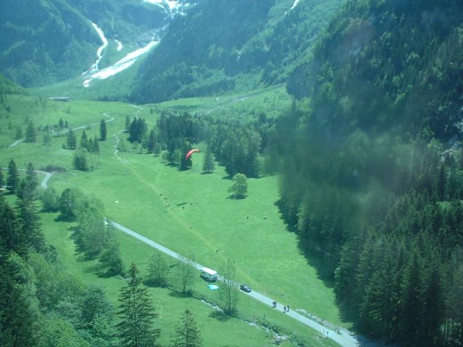 Landeplatz.
Leicht fallendes und spitz zulaufendes Gelände Richtung Engelberg. Ca. 500m bis zur Gondelbahn. Straße darf nur mit Sondergenehmigung befahren werden.