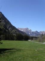 Paragliding Fluggebiet Europa » Schweiz » Obwalden,Brunni - Engelberg,Landeplatz Herrenrüti (Fürenalp). Sicht Richtung Engelberg. Wind, Fussgänger und manchmal Kühe beachten.