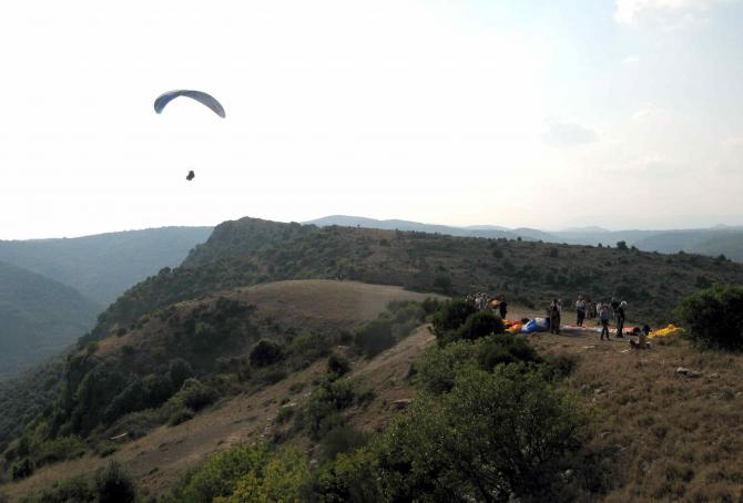 Im Hintergrund der Platz der Modellflieger, der nicht benutzt werden darf, falls diese ihn brauchen (beachte Info-Tafel am SP); Sept.2009, T.Uhlmann