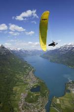 Paragliding Fluggebiet Europa » Schweiz » Bern,Niederhorn,mit freundlicher Bewilligung
©www.azoom.ch