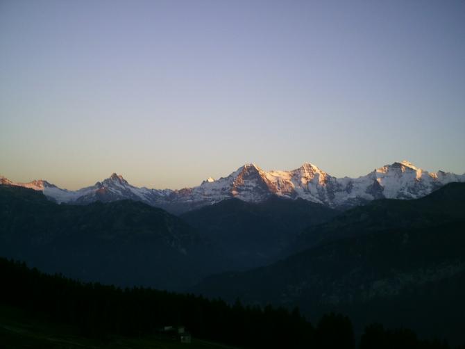 vom 21.09.2006 abendflug vom niederhorn, mit blick zu Eiger, Mönch und Jungfraujoch.