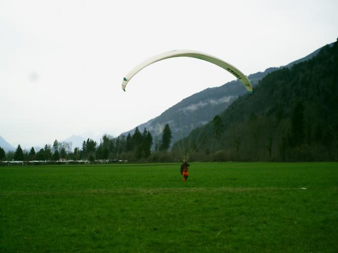 22.10.2006 nach einem genüsslichen Flug vom Amisbüel, noch ein wenig  spielen am Landeplatz Lehn