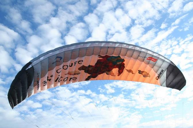 Cooler Schirm. St.Hilaire Logo 2007. Am oberen Startplatz losgeflogen.