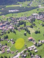 Paragliding Fluggebiet Europa » Schweiz » Bern,Grindelwald First - Pfingstegg - Waldspitz,LZ "Bodmi" - in knapp 10min ist man wieder an der Talsation der First-Bahn...
Gut sichtbar die Kabel der First-Bahn! (im Bild rechts der LZ)