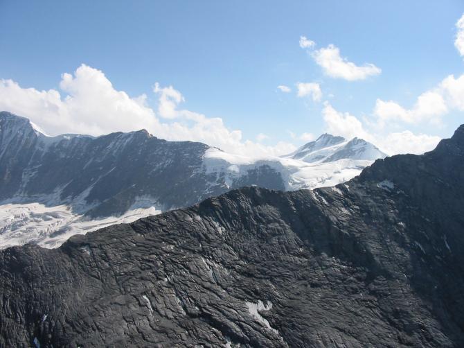 Von der Mittelegihütte winken die Bersteiger zurück ...