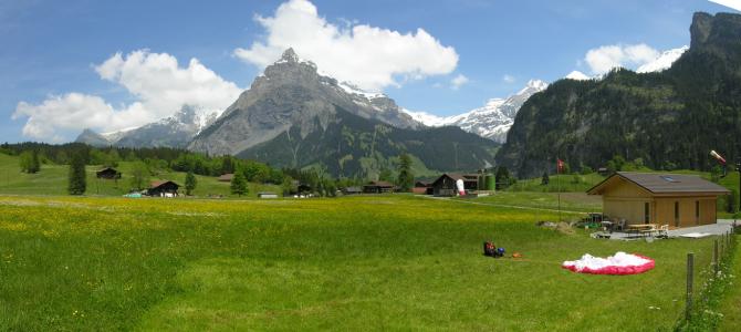 grosszügiger Landeplatz; 5min zu Fuss bis zur Luftseilbahn. Rechts im Bild das 2005 (?) neu erstellte Klubhaus