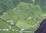 Paragliding Fluggebiet Europa » Schweiz » Bern,Allmenalp - Kandersteg,Der grosse Landeplatz von oben. Links unten die Talstation.