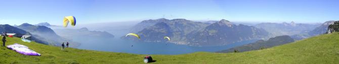 Aussicht am Start: lk Pilatus; Bildmitte: Rigi; rechts: Mythen