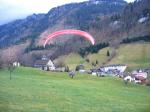 Paragliding Fluggebiet Europa » Schweiz » Nidwalden,Niederbauen - Emmetten,Im Anflug auf den Landeplatz hinter dem Restaurant Schüssel