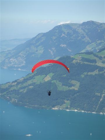 Kurz nach start vom Niederbauen.(pilot Alzom)