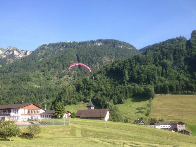 Anflug auf den neuen Landeplatz, Bergstation der Luftseilbahn im Hintergrund, 17.06.2017