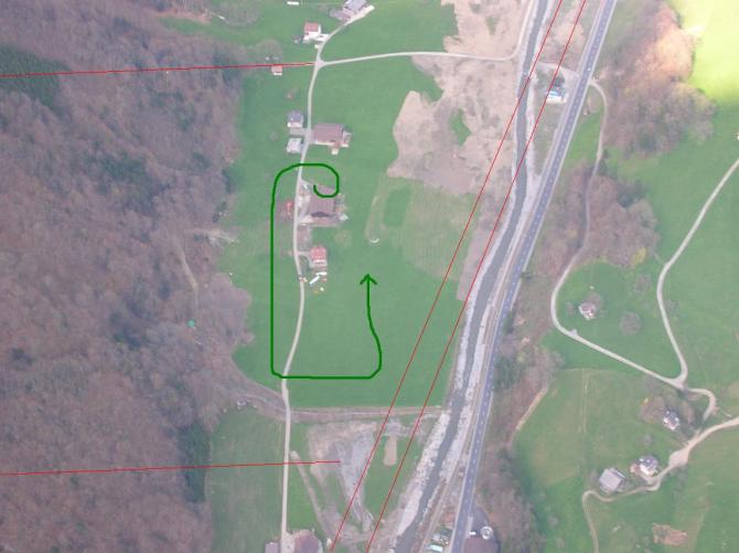 Landeplatz Büelen. Landeanflug: Grün. Seile: Rot.