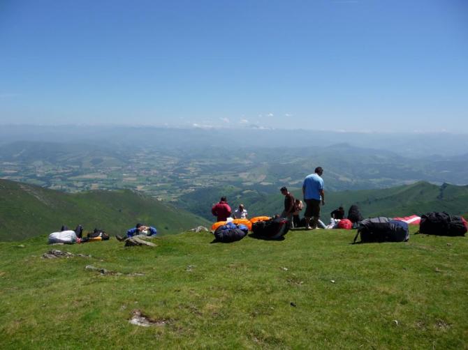 fast 900m - Blickrichtung SO; Startrichtung nur für Experten,z.B. Locals und Geier,die man hier tatsächlich sieht
(im Kessel keine Landemöglichkeit)