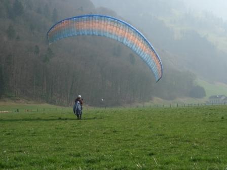 Ich mit meinem Ex-Schirm Ozone ProtonGT nach der Landung in Wolfenschiessen