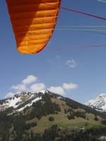 Paragliding Fluggebiet Europa » Schweiz » Nidwalden,Brändlen,28.04.2008, beide Startplätze sind zu sehen, beim Startplatz Nord sieht man die einige ausgelegte Schirme.