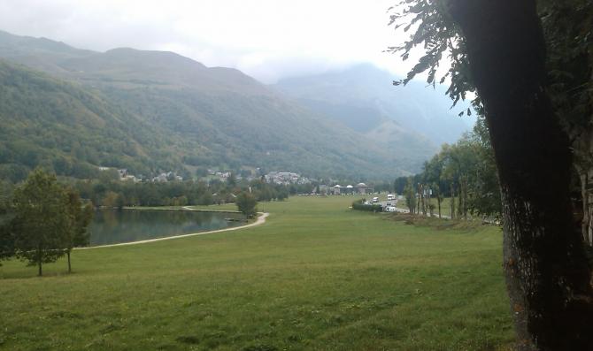 Riesiger Landeplatz neben dem See. Dahinter ein nettes Thermalbad