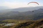Paragliding Fluggebiet ,,Flug vom Mauroux (oder Pic dels Moros). Unten links das experimentale Sonnenkraftwerk Themis. Es ist nur noch saisonal zu Demonstrationszwecken geöffnet