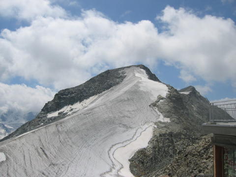 Blick von Corvatsch Bergstation zur Bergspitze, Piz Murtel 3433. Ohne Steigeisen und Eispickel hohe Abrutschgefahr.