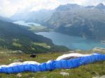 Paragliding Fluggebiet Europa » Schweiz » Graubünden,Tombal - Soglio,Startplatz Margun. Blick auf die Seen in Richtung Maloja, oben links im Bild. Das Bild zeigt die Tücken des Startplatzes -- Unebenheit, grosse Steine mit teils scharfen Kanten.
