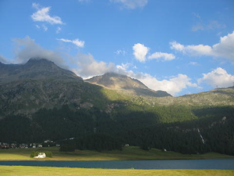 Blick auf das Gebiet. Direkt in der Mitte Munt Arlas, unter dem man sehr gut Soaren kann. Ebenfalls nahe der Bildmitte, etwas links vom Sonnenfleck der Startplatz Margun.
