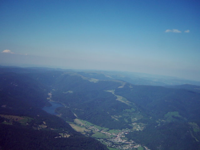 Blick Richtung Norden zum Lac de Kruth Wildenstein und zum Schloßberg. Auf dem Höhenzug verläuft die Route des Cretes.