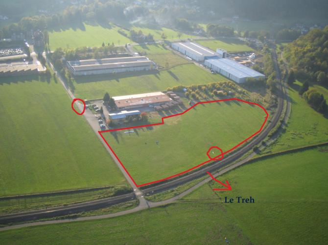 Der Landeplatz. Die Kreise markieren die Windbojen. Der Pfeil zeigt richtung Startplatz Le Treh