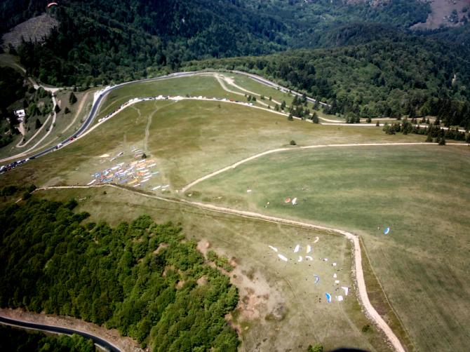 Blick von Süden her über die beiden Startplätze am Col du Treh (Le Markstein).Vorne der Süd und im Mittelgrund der Hauptstartplatz Süd West / West.