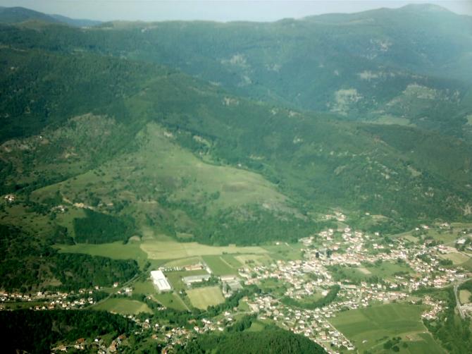 Im Bild ist der Anflug vom benachbarten Petit Drumont zum Landeplatz Aeortec aus ca. 900 m Höhe über Grund , die locker ausreichen ,um vom Gustiberg oder eben vom Drumont aus zum Landeplatz des Le Treh zu gelangen.