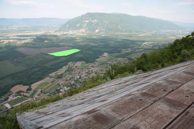 Blick von der Rampe. Die grüne eingefärbte Fläche ist die Landewiese.