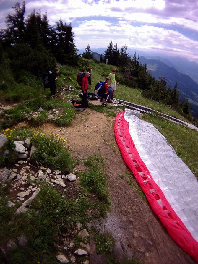 Am West Startplatz angekommen. Fluglehrer der Flugschule Hochries und Flugschüler beim Briefing