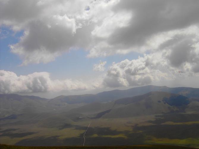 Flug über die große Ebene in Castelluccio