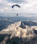 Paragliding Flugschule Nordamerika » USA » Idaho,King Mountain Paragliding,Hier befindet sich ein Flugschüler über dem höchsten Berg Idahos (Mt.Borah - 35 Meilen nordwestlich).