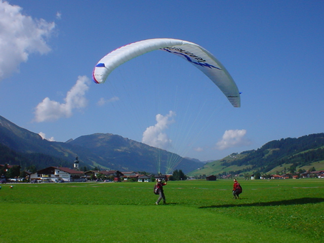 Florian beim Spielen mit dem Tandemschirm.
Landeplatz Tannheim.