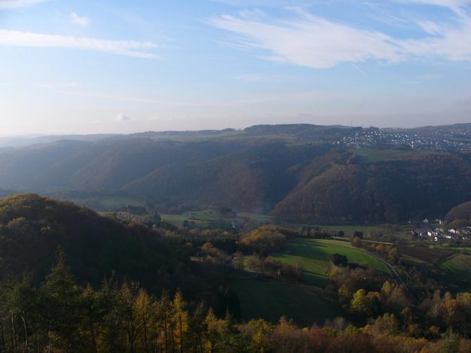 Bildausschnitt vom  Panoramastartplatz 
Grosser- Kopf bei Azbach auf 430m
mit Blick auf die Eifel und über das Koblenzer  Rheinbecken
A3 Abfahrt Montabaur auf der B49 Richtung Koblenz


www.grosser-kopf-westerwald.de