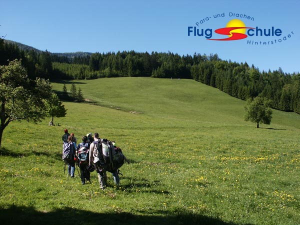 Aufgeregte Schüler auf dem Weg zu ihren ersten Starts am Übungshang.