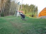 Paragliding Flugschule ,,Ja der Hans der kann´s.
Start vom Übungshang ganz oben (Höhendifferenz 100m)