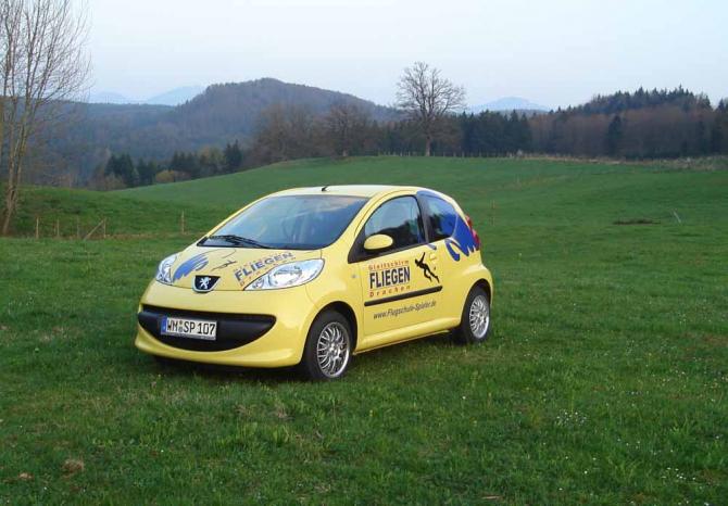 "Wenn ich groß bin, werde ich Gleitschirmflieger" -
Die Flugschule Spieler mit dem neuen Auto leich zu erkennen