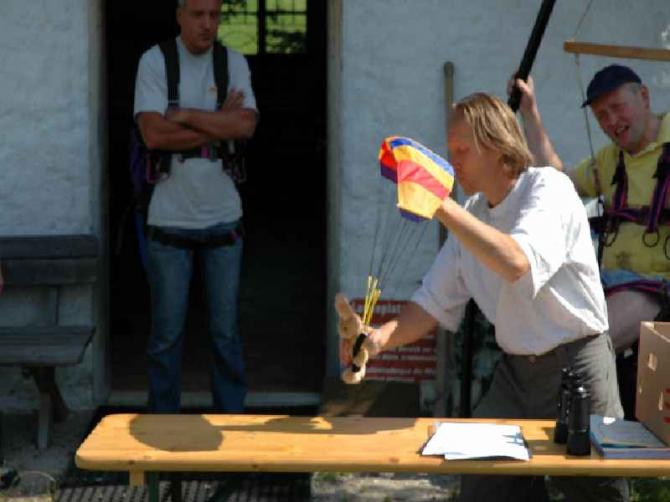Vor dem Fliegen immer wieder Theorie am Modell. In unserer Hütte gibt es Schatten und Getränke!