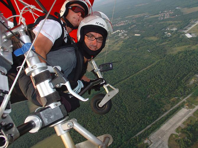 Drachenfliegen und Tandemfliegen in der Flugschule Drachenfliegenlernen. Schnelle und sichere Drachenflugausbildung auf dem Flugplatz Neustadt-Glewe, zwischen Hamburg und Berlin; fliegen lernen gemeinsam mit dem Fluglehrer im Drachen.