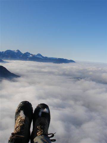 Nebelflug an der Hochries mit Sicht in Richtung Wendelstein. Oktober 2006, Ulrich Kittelberger