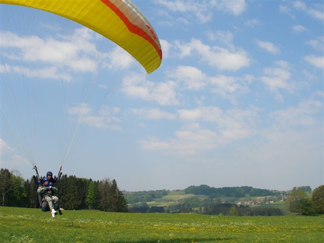 Landung mit dem Tandem am großen Gleitschirmlandeplatz in  Grainbach. April 2007, Gabi Kittelberger