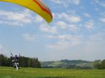 Paragliding Flugschule Europa » Deutschland » Bayern,tandemfliegen.aero / Flugerlebnis Chiemgau,Landung mit dem Tandem am großen Gleitschirmlandeplatz in  Grainbach. April 2007, Gabi Kittelberger