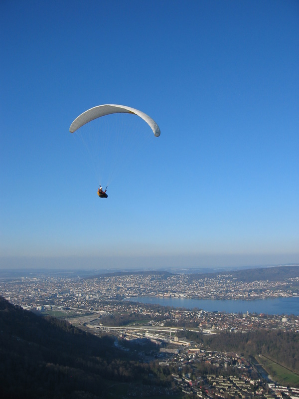paraworld.ch Gleitschirmschule Zürich. Bisenflug am Üetliberg über Zürich in der Schweiz.